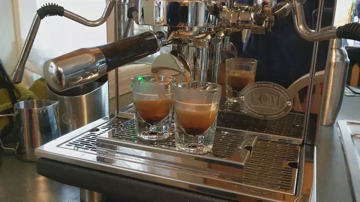 ECM Synchronika pulling double espresso of Lavazza Super Crema